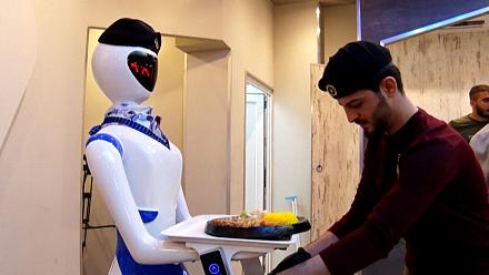 Des serveurs robots emmènent les Irakiens de Mossoul dans le futur |  Africanews