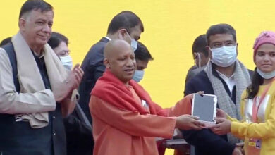 CM Yogi Adityanath distributes free smartphones and tablets, one crore youth will be benefited