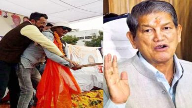The security of former Uttarakhand CM Harish Rawat was breached, the man waved a knife on the stage