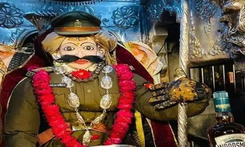 Baba Kal Bhairav ​​of Kashi wore police uniform for the first time, devotees gathered in the temple to see a new look