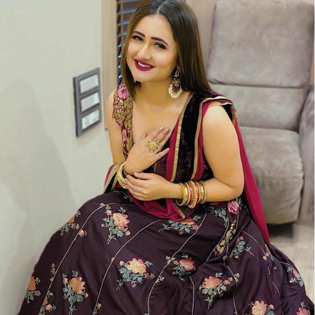 Rashmi Desai Titts - BIG BOSS 15: Rashmi Desai sets a new record and becomes the fourth  contestant to win the Ticket to Finale task - People News Chronicle